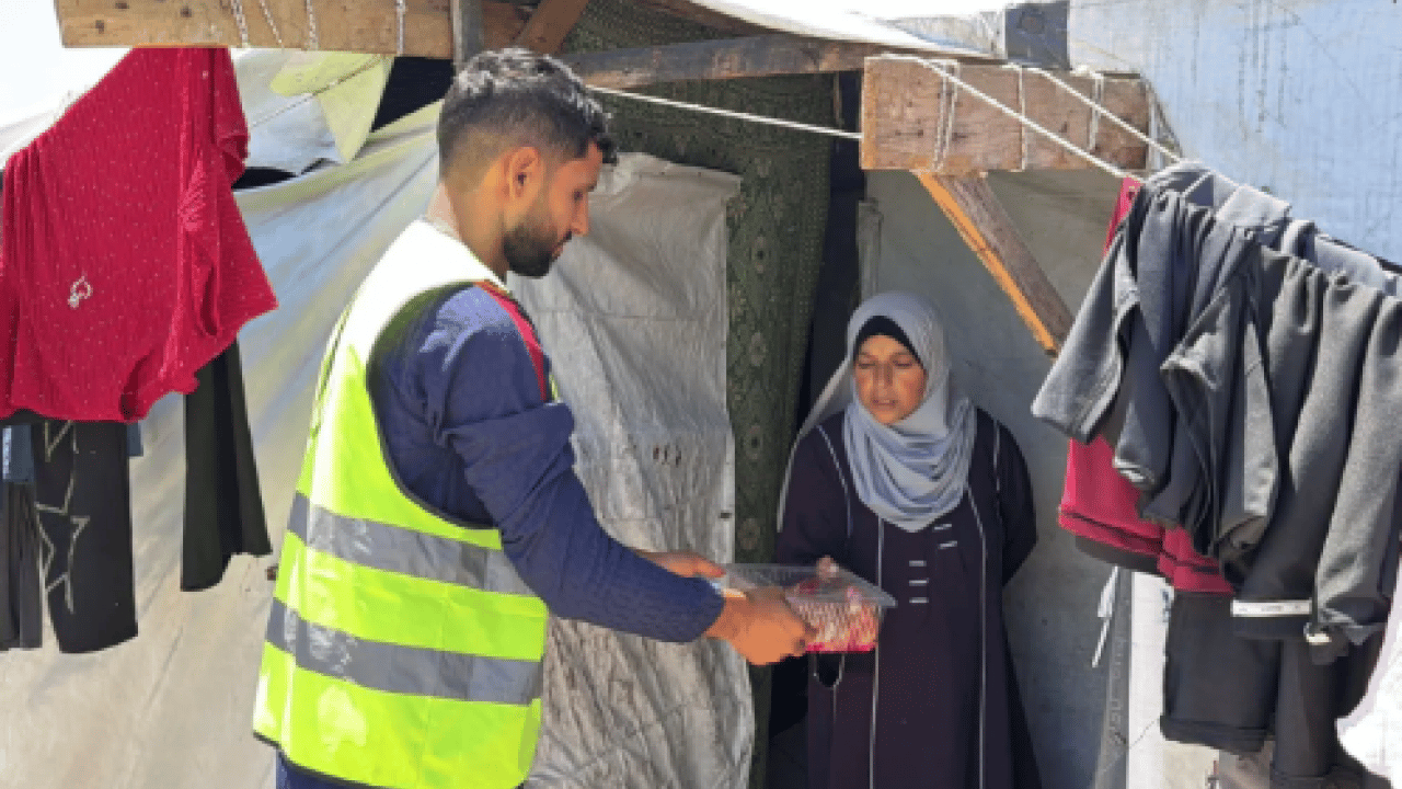 Foto - Gazze'de yürekleri dağlayan anlar! Bir lokma et büyük mutluluk getirdi
