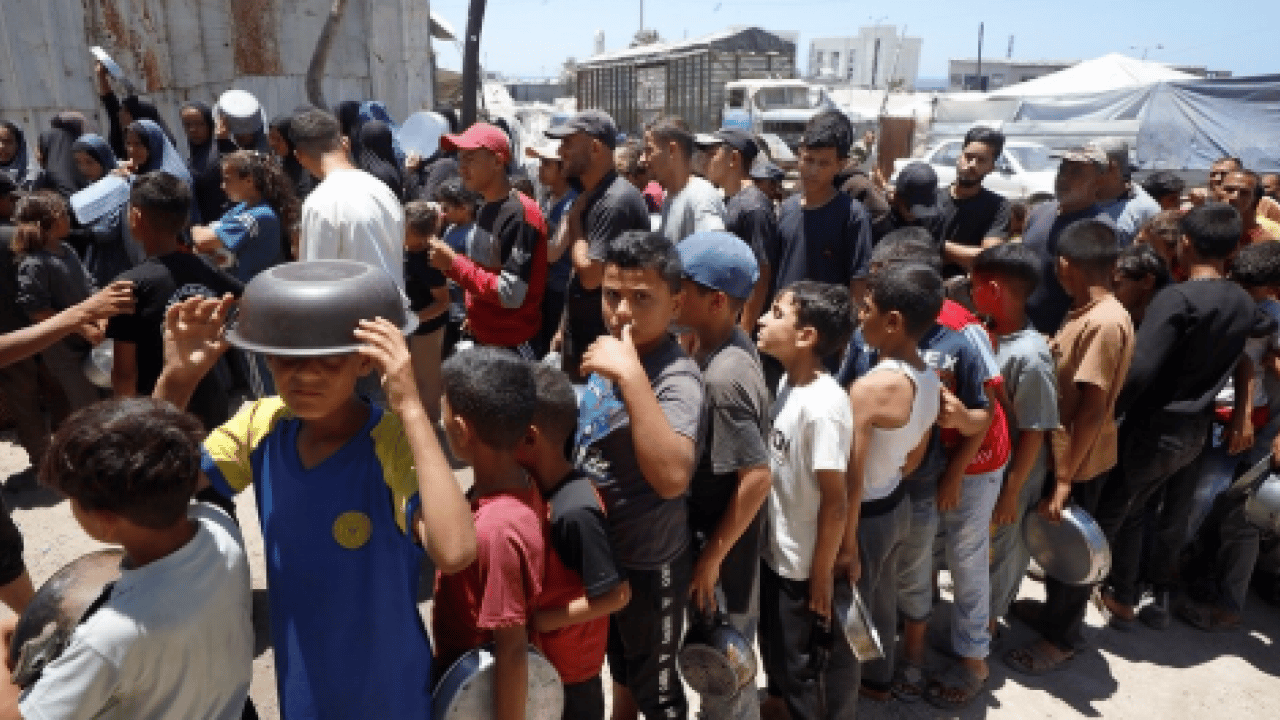 Foto - Gazze'de yürekleri dağlayan anlar! Bir lokma et büyük mutluluk getirdi