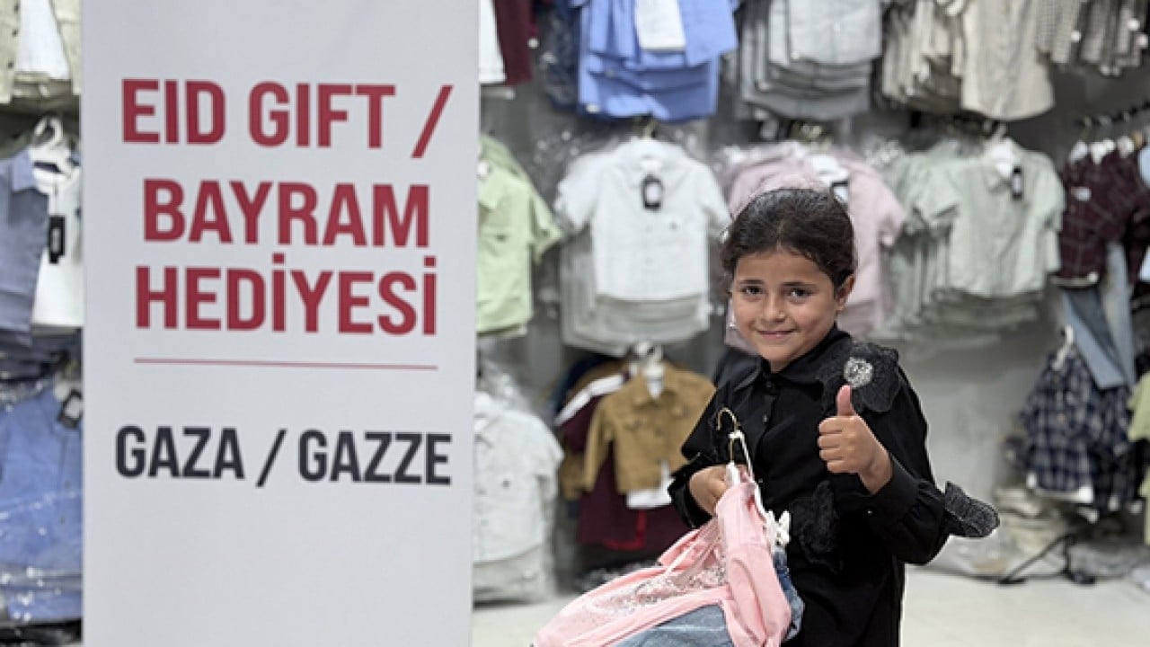 Gazzeli çocuklara bayram kıyafeti Yüzlerini Kızılay güldürdü