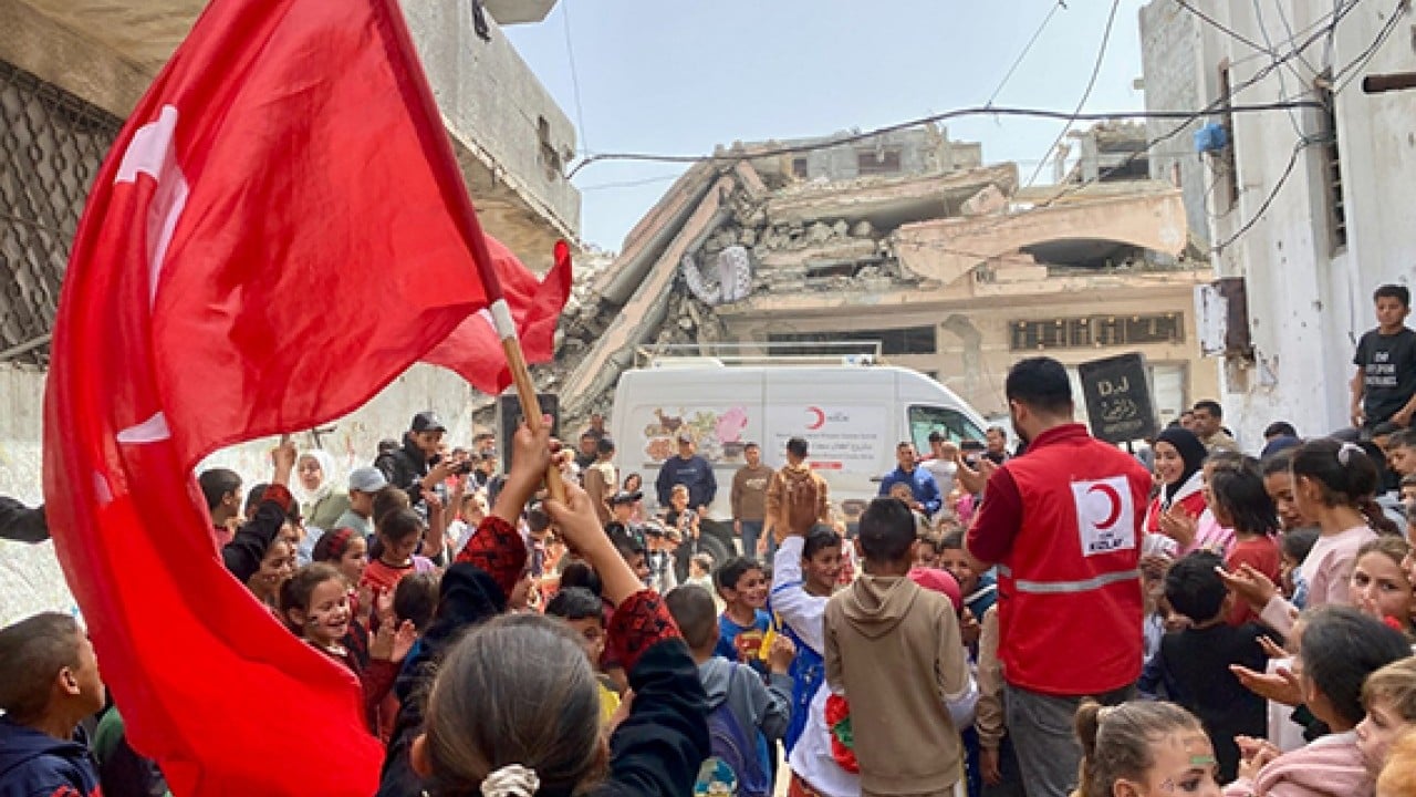 Foto - Gazzeli çocuklara bayram kıyafeti Yüzlerini Kızılay güldürdü