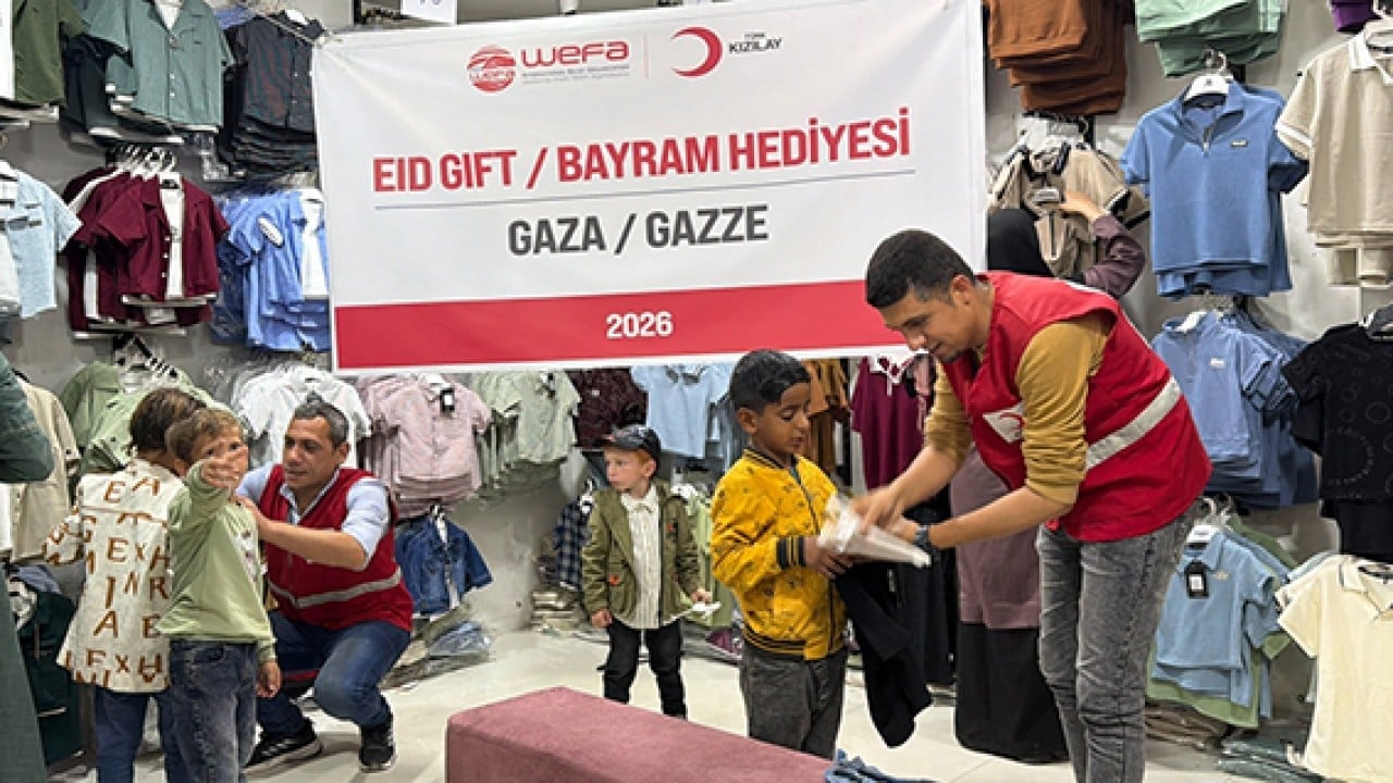 Foto - Gazzeli çocuklara bayram kıyafeti Yüzlerini Kızılay güldürdü