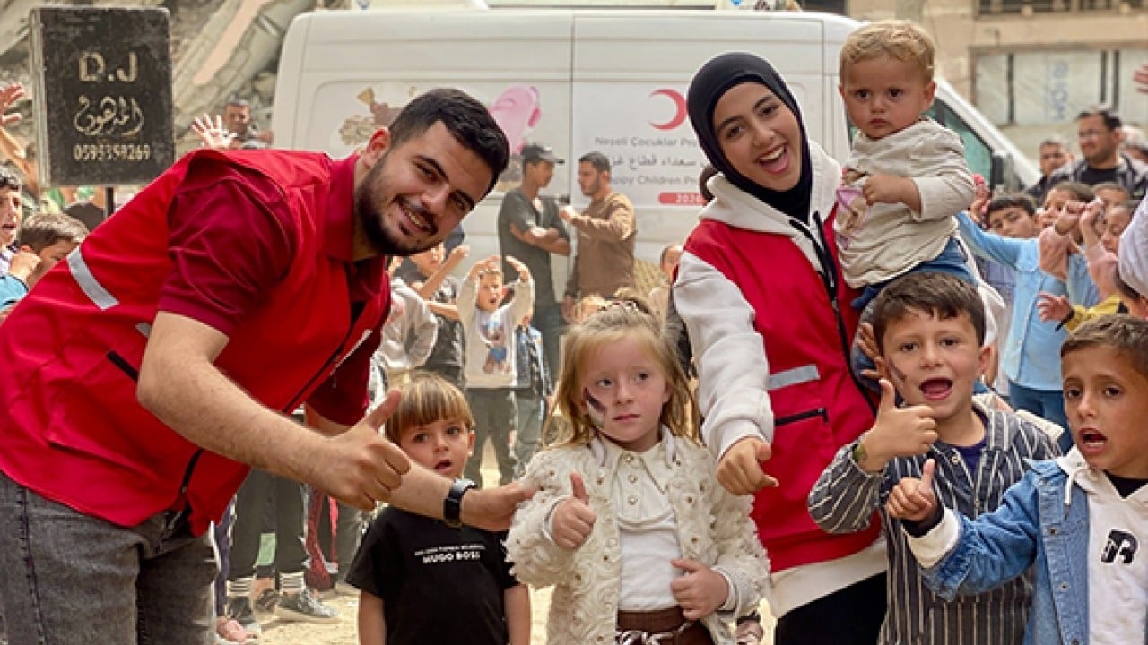 Foto - Gazzeli çocuklara bayram kıyafeti Yüzlerini Kızılay güldürdü