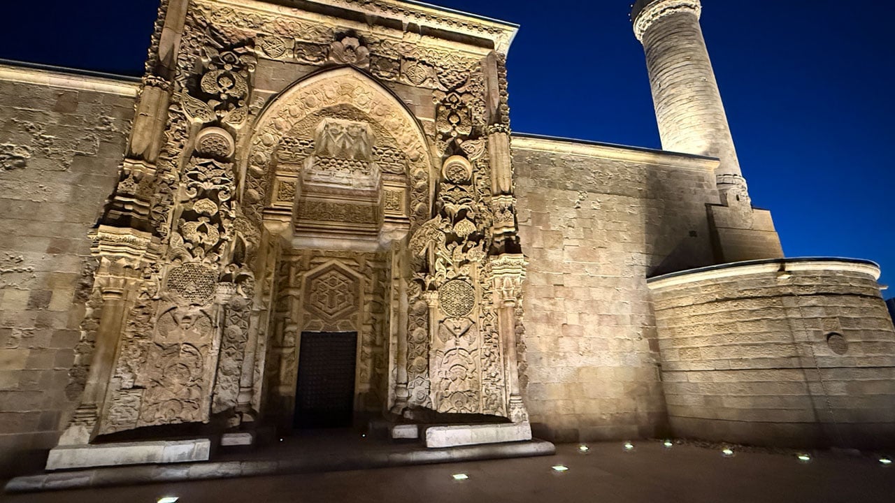 Foto - Gece bambaşka bir yüzü var! Divriği Ulu Camii’nden nefes kesen görüntü
