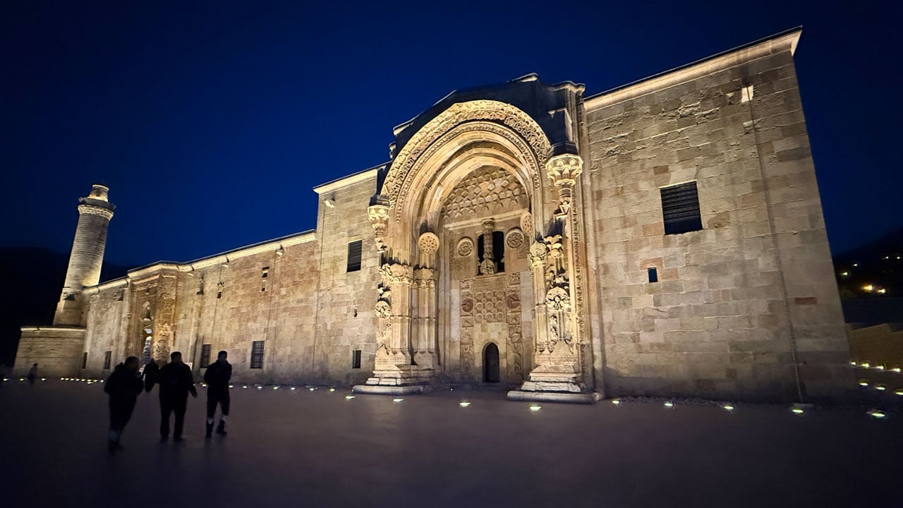 Foto - Gece bambaşka bir yüzü var! Divriği Ulu Camii’nden nefes kesen görüntü