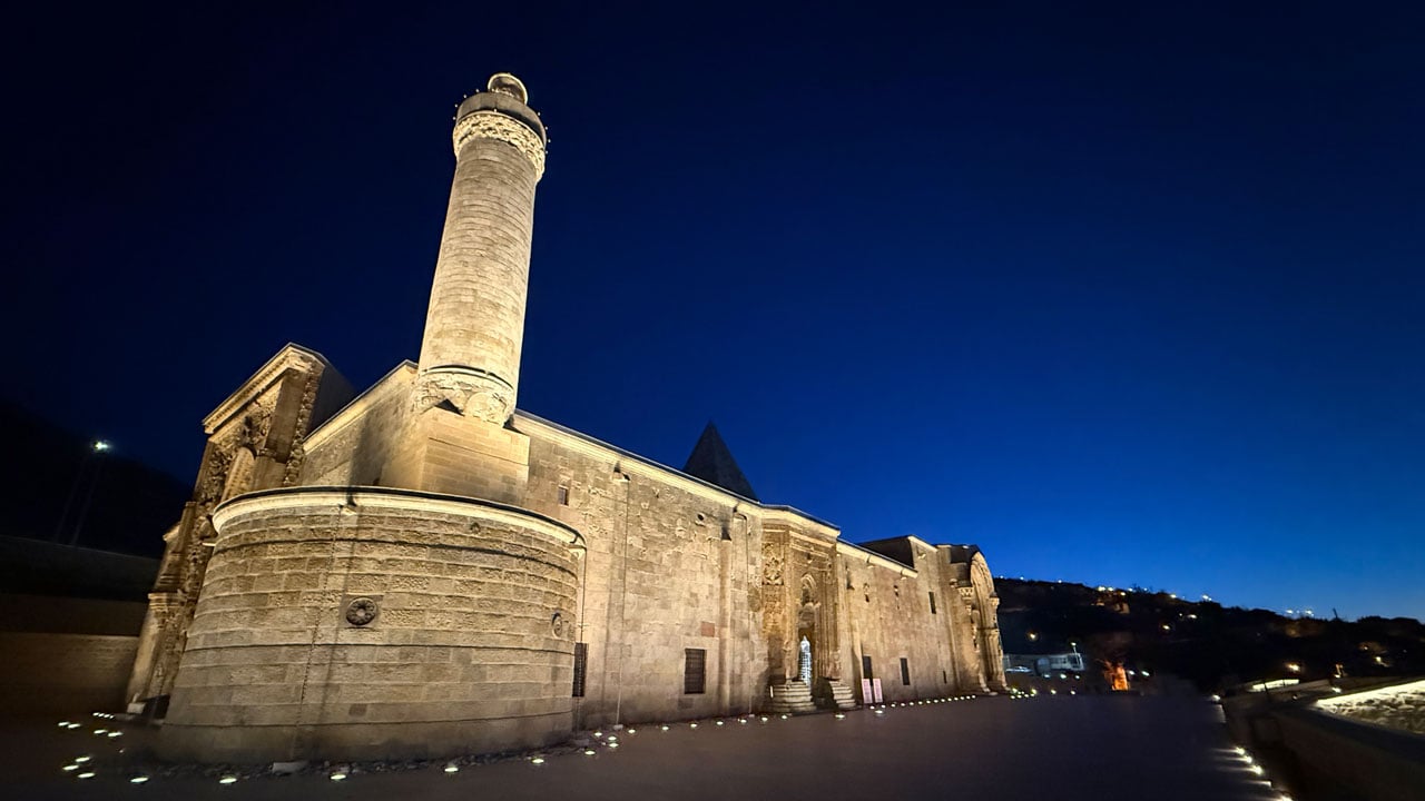 Foto - Gece bambaşka bir yüzü var! Divriği Ulu Camii’nden nefes kesen görüntü