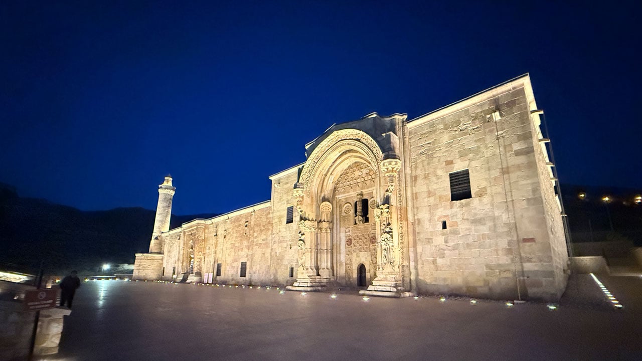 Foto - Gece bambaşka bir yüzü var! Divriği Ulu Camii’nden nefes kesen görüntü