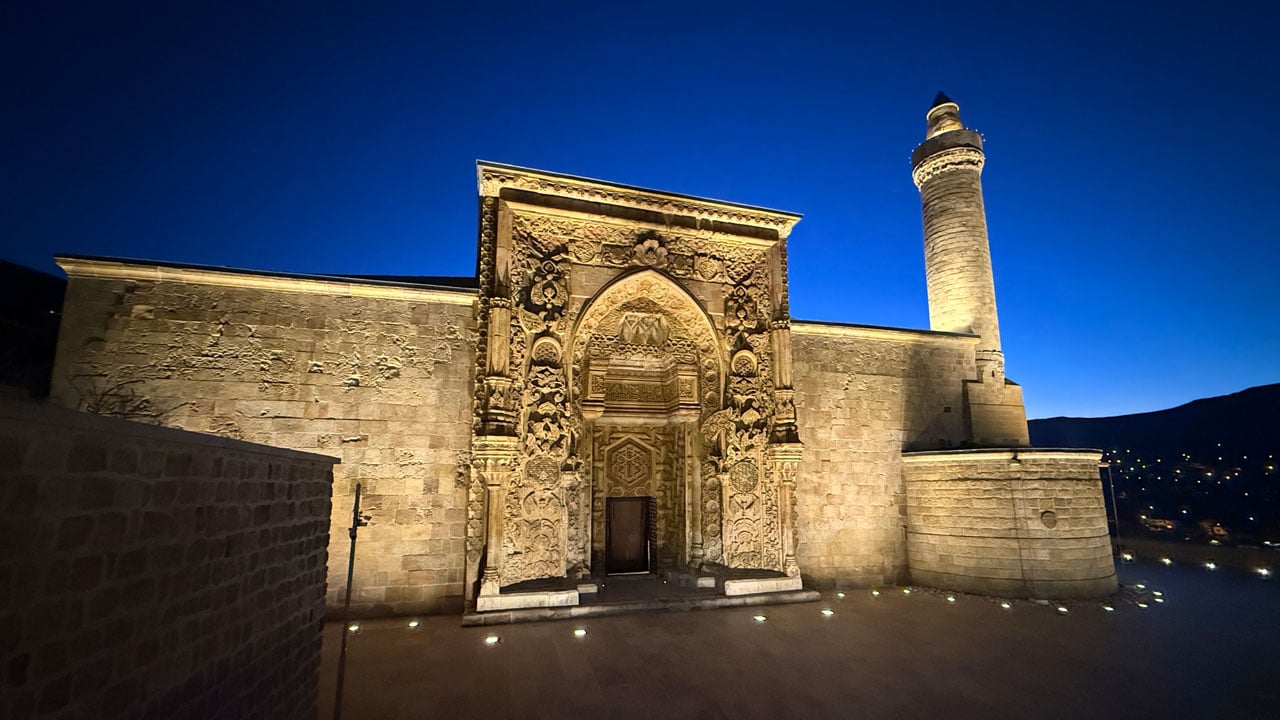 Foto - Gece bambaşka bir yüzü var! Divriği Ulu Camii’nden nefes kesen görüntü