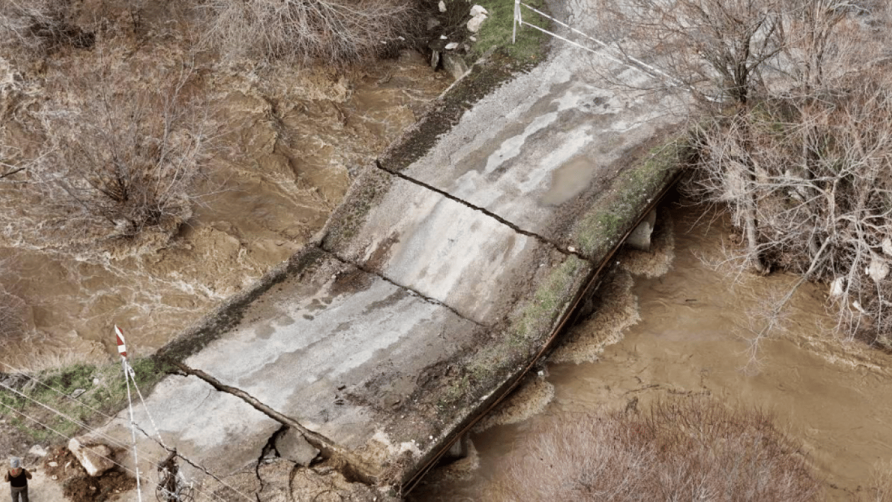Foto - Gece başlayan sağanak felaketi getirdi: Seki Çayı taştı, köprü çöktü: İki mahalle arasındaki bağ koptu
