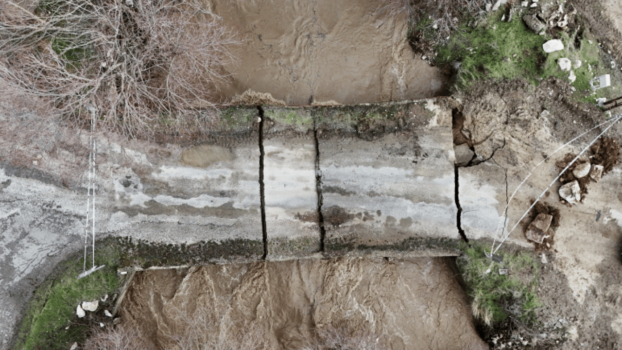 Gece başlayan sağanak felaketi getirdi: Seki Çayı taştı, köprü çöktü: İki mahalle arasındaki bağ koptu
