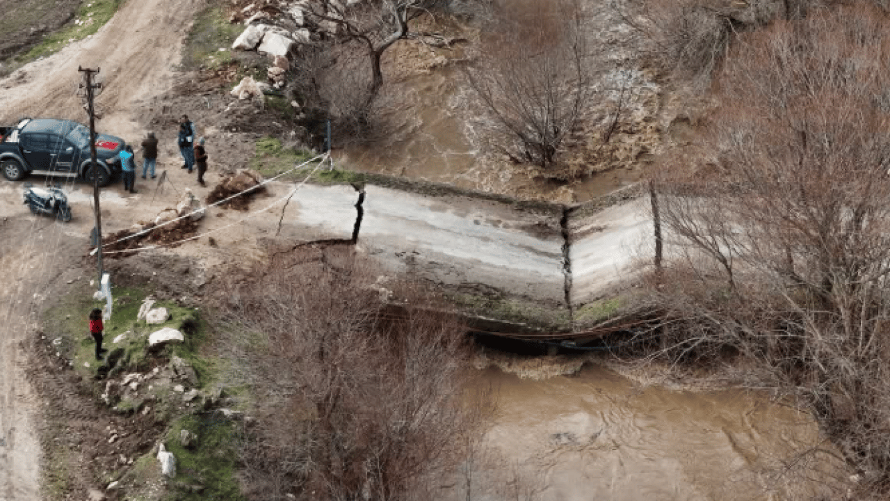 Foto - Gece başlayan sağanak felaketi getirdi: Seki Çayı taştı, köprü çöktü: İki mahalle arasındaki bağ koptu