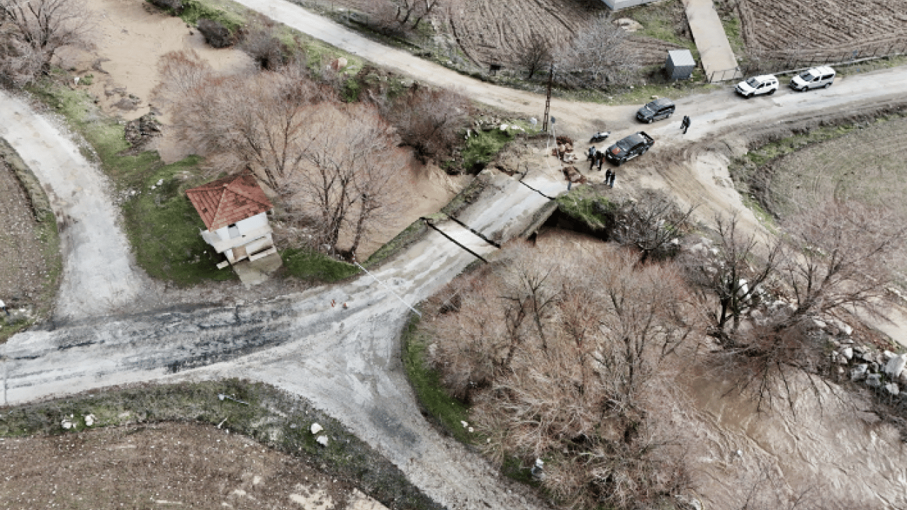 Foto - Gece başlayan sağanak felaketi getirdi: Seki Çayı taştı, köprü çöktü: İki mahalle arasındaki bağ koptu