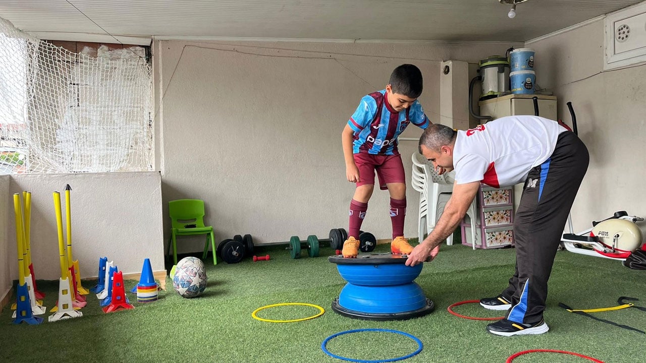Foto - Gece çalışıp gündüz antrenman yaptırıyor! Oğlunun futbol hayali için balkonu sahaya çevirdi