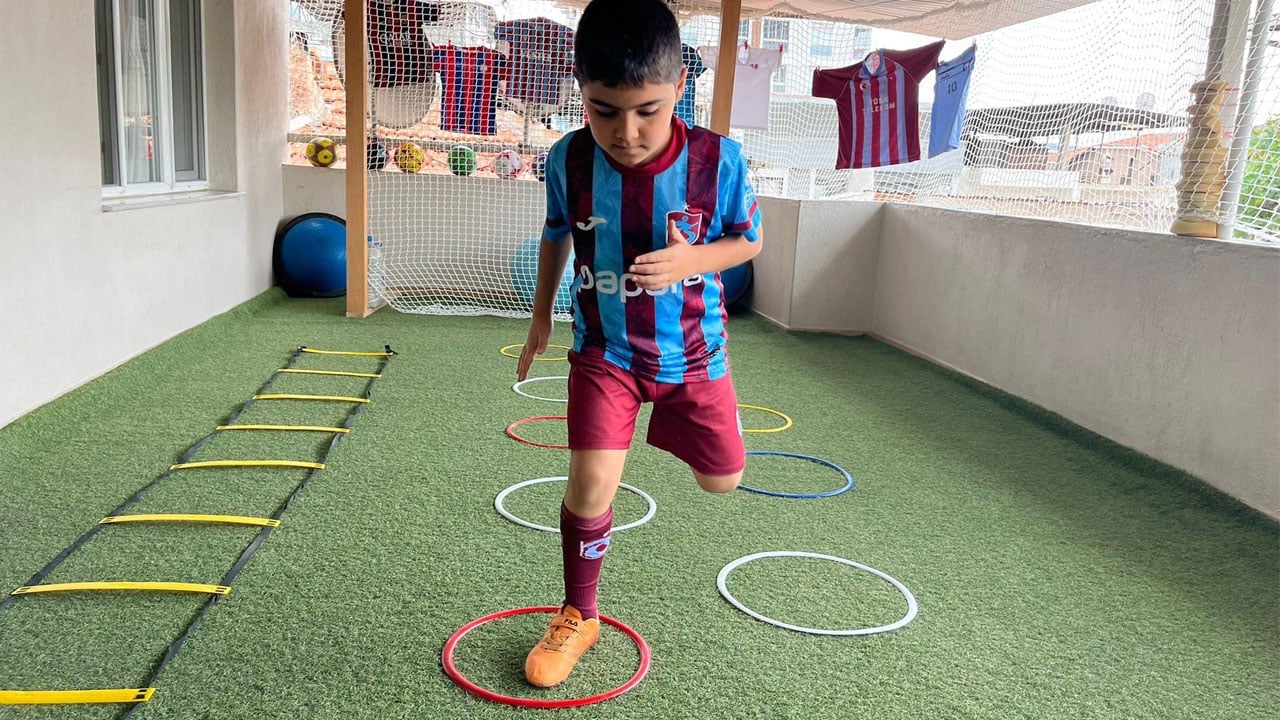 Foto - Gece çalışıp gündüz antrenman yaptırıyor! Oğlunun futbol hayali için balkonu sahaya çevirdi