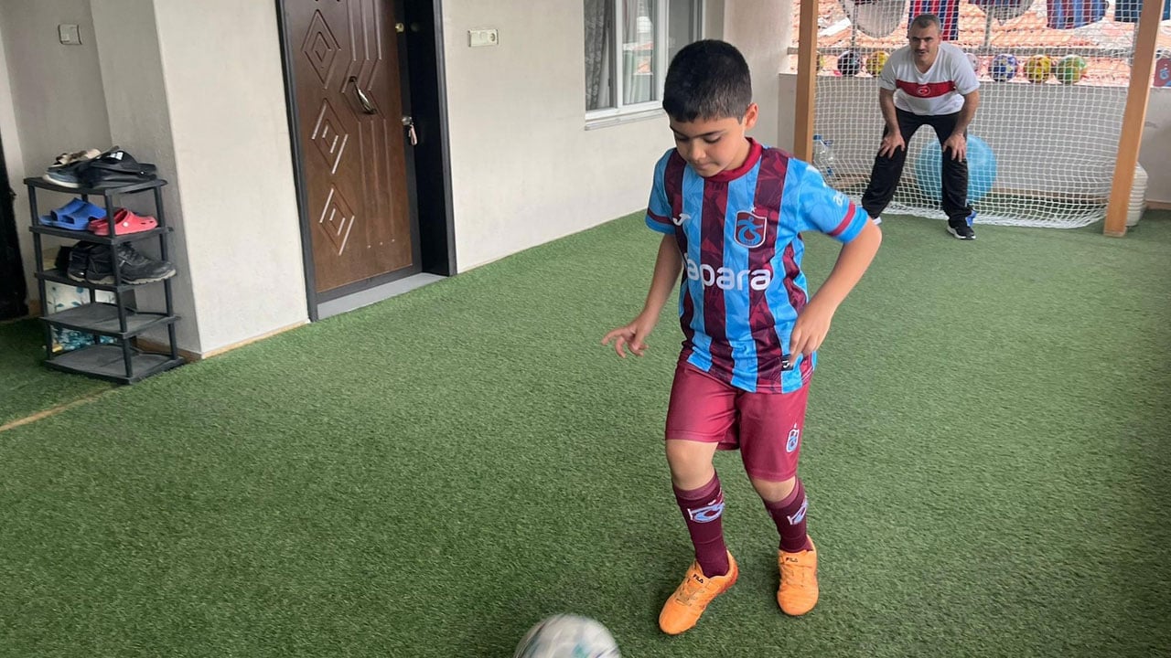 Foto - Gece çalışıp gündüz antrenman yaptırıyor! Oğlunun futbol hayali için balkonu sahaya çevirdi
