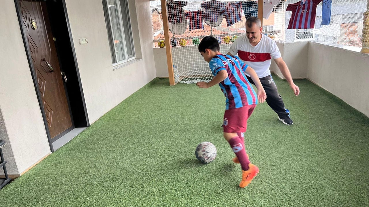Foto - Gece çalışıp gündüz antrenman yaptırıyor! Oğlunun futbol hayali için balkonu sahaya çevirdi