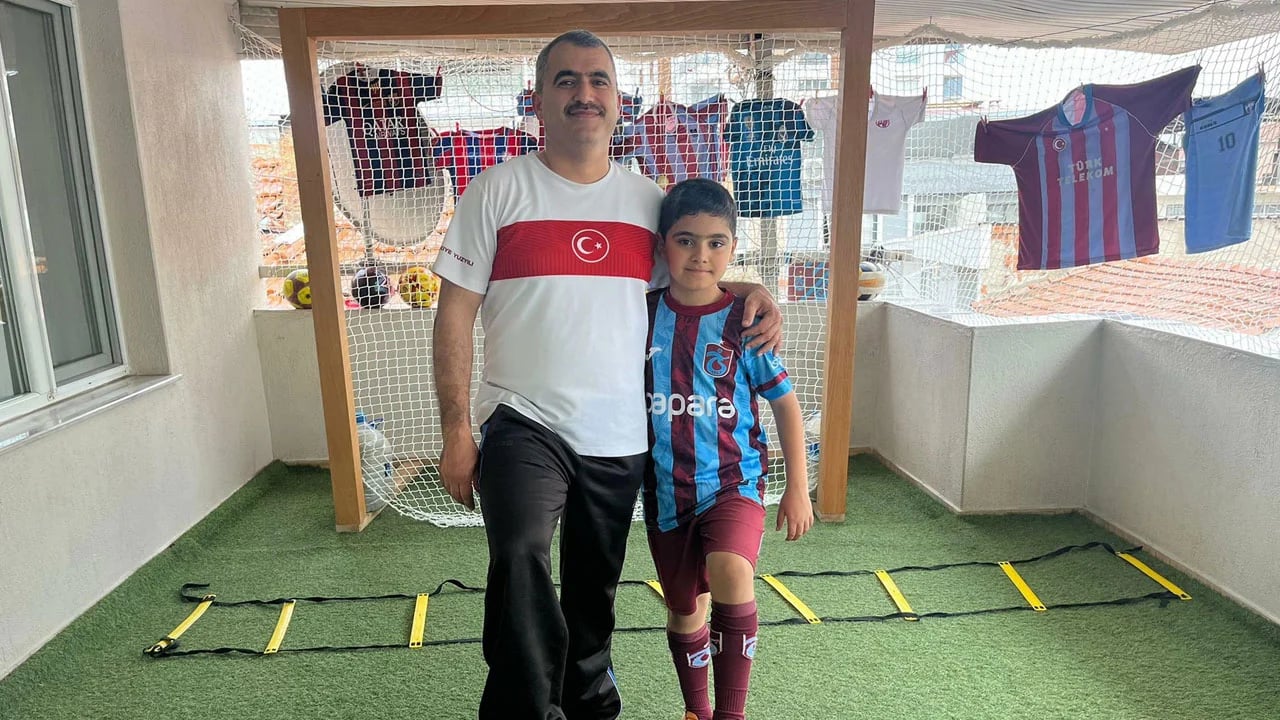 Gece çalışıp gündüz antrenman yaptırıyor! Oğlunun futbol hayali için balkonu sahaya çevirdi
