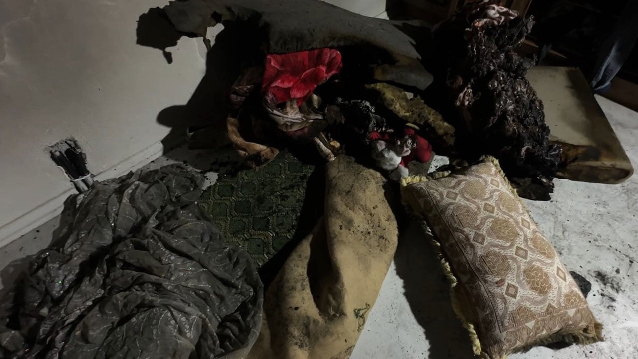 Foto - Gece telefonu şarja takarken iki kere düşünün! Telefon patladı, 9 çocuklu aile evsiz kaldı