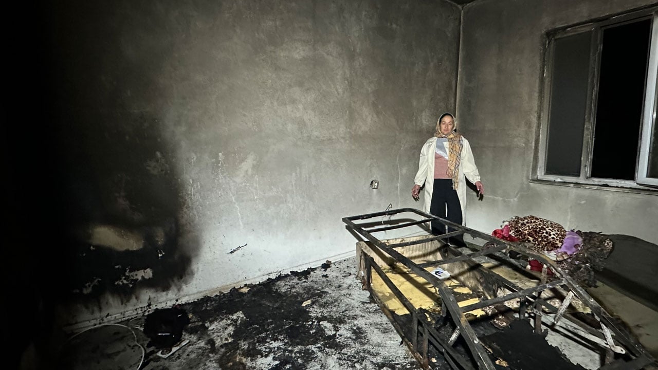 Foto - Gece telefonu şarja takarken iki kere düşünün! Telefon patladı, 9 çocuklu aile evsiz kaldı