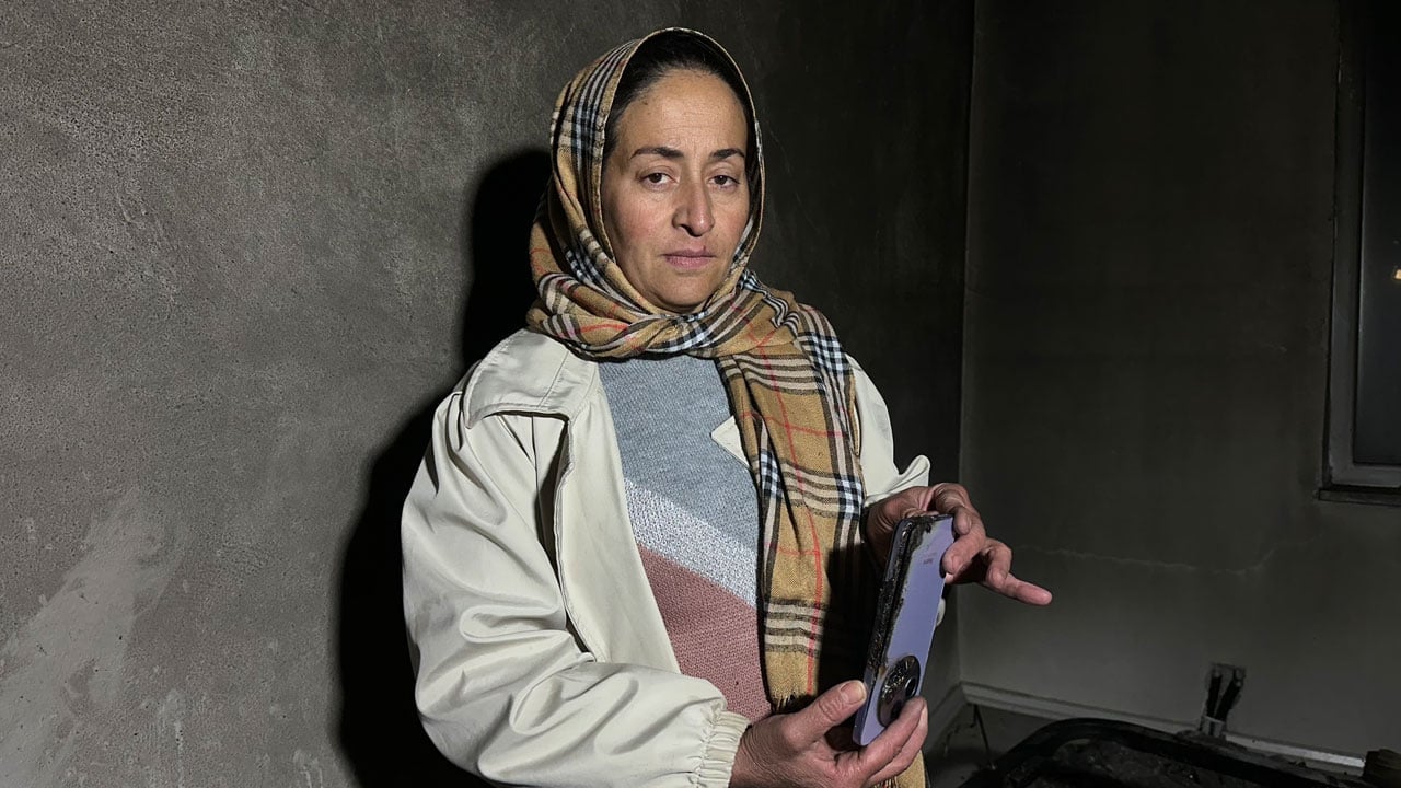Foto - Gece telefonu şarja takarken iki kere düşünün! Telefon patladı, 9 çocuklu aile evsiz kaldı