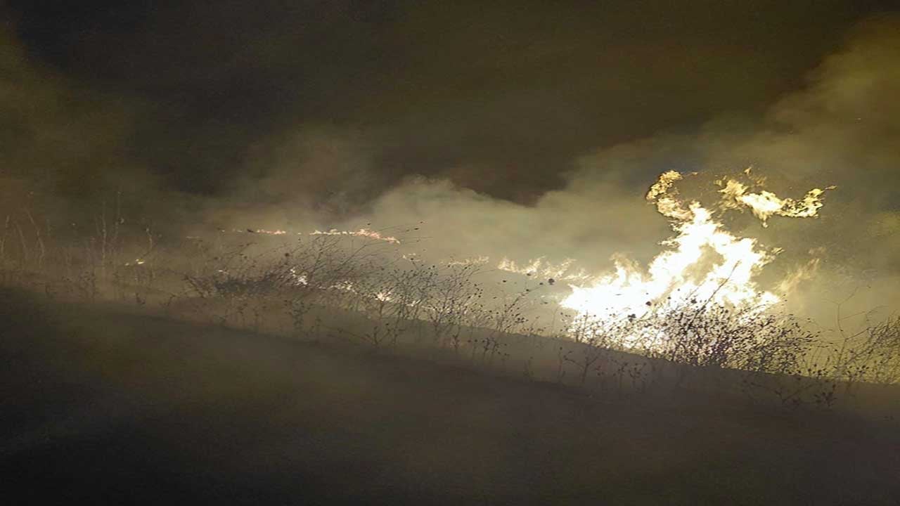 Foto - Gece yarısı alevler yükseldi! Balıkesir'de yürekleri ağza getiren yangın itfaiyenin zamanında müdahalesiyle söndürüldü!