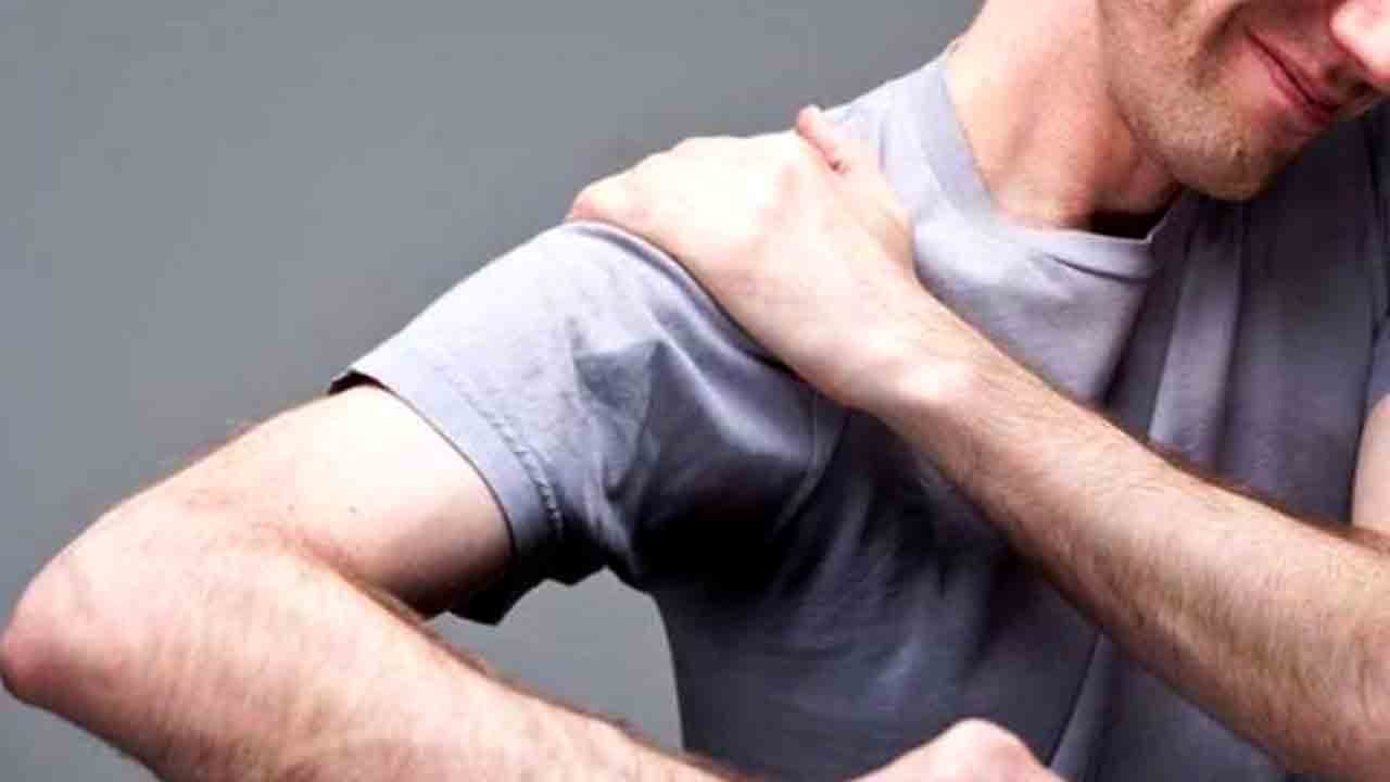 Geceleri başlayan omuz ağrısına dikkat: Donuk omuz sessizce hayatı kilitliyor