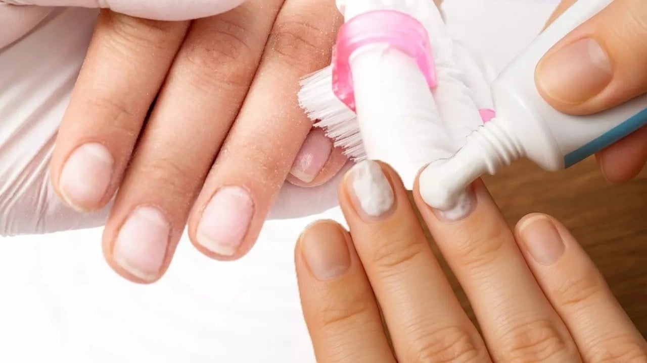 Geceleri tırnaklara diş macunu sürenler artıyor! Gerçekten işe yarıyor mu?