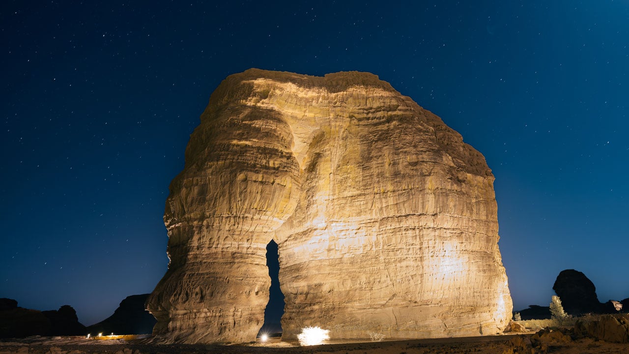 Geceleri yıldızlarla parlıyor! Al Ula’daki gizemli kaya milyonlarca yıllık sırları saklıyor