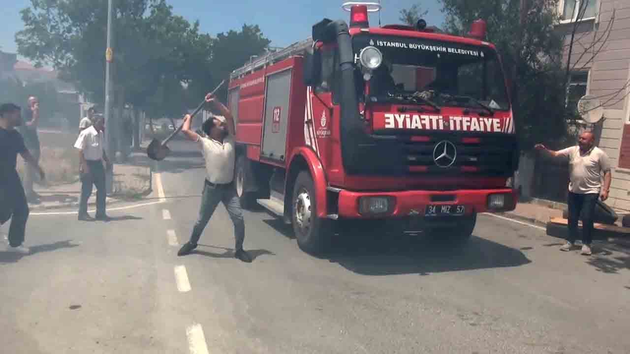 Foto - Geciken itfaiye ekibine öfke: Geç kaldınız deyip kürek fırlattı!