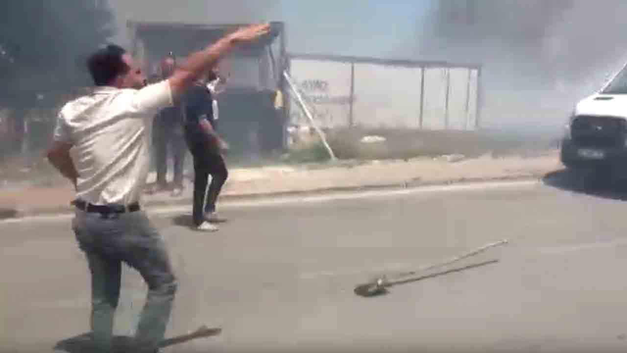 Foto - Geciken itfaiye ekibine öfke: Geç kaldınız deyip kürek fırlattı!