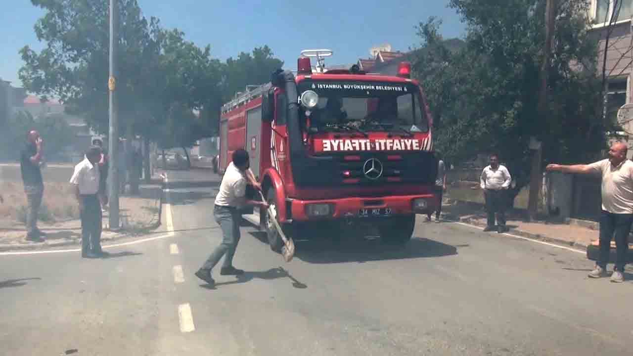 Foto - Geciken itfaiye ekibine öfke: Geç kaldınız deyip kürek fırlattı!