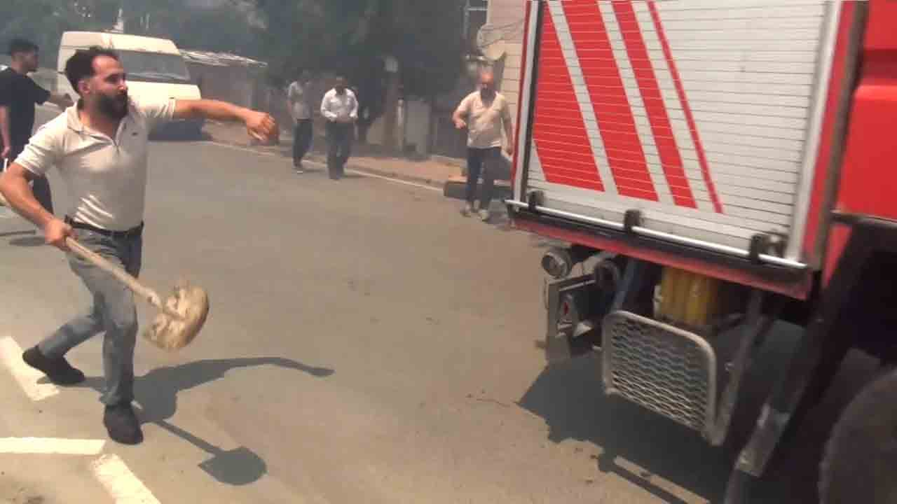 Foto - Geciken itfaiye ekibine öfke: Geç kaldınız deyip kürek fırlattı!