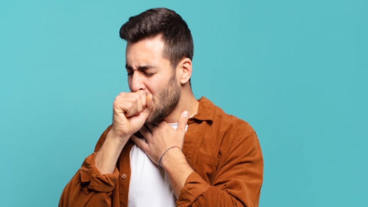 Foto - Geçmeyen öksürüğe dikkat: Altından o hastalık çıkabilir!