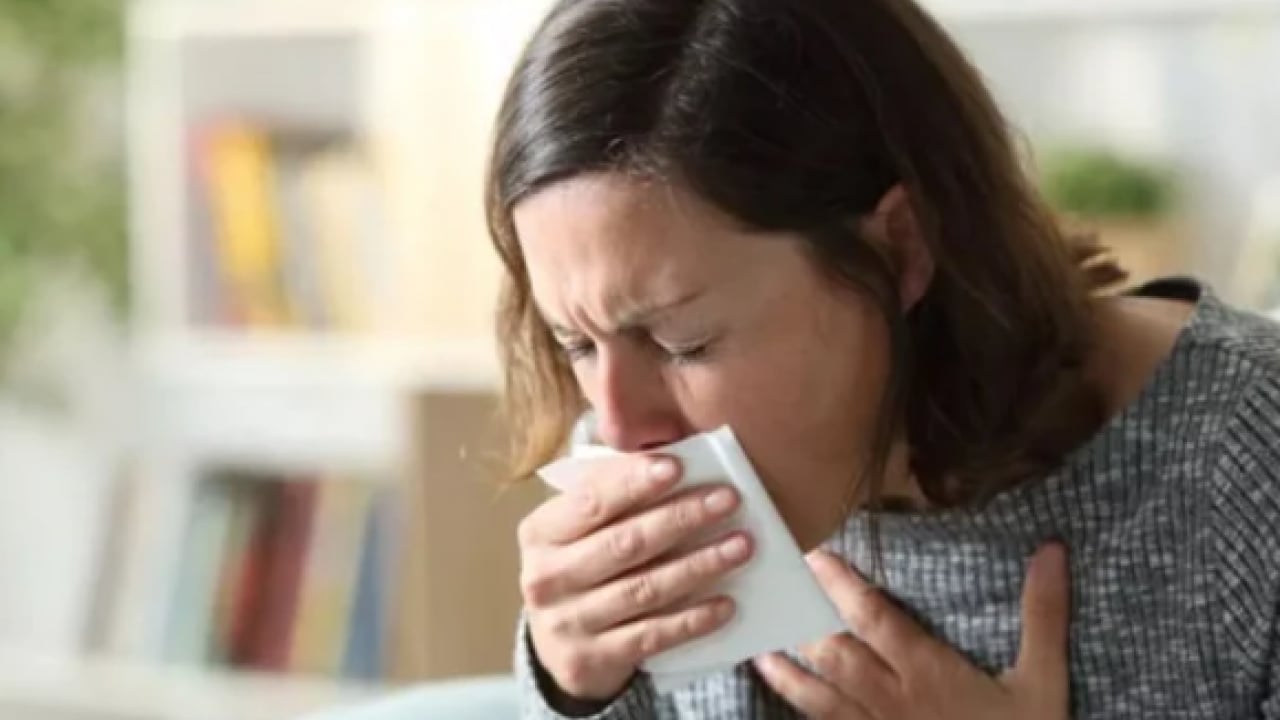 Geçmeyen öksürüğe dikkat: Altından o hastalık çıkabilir!