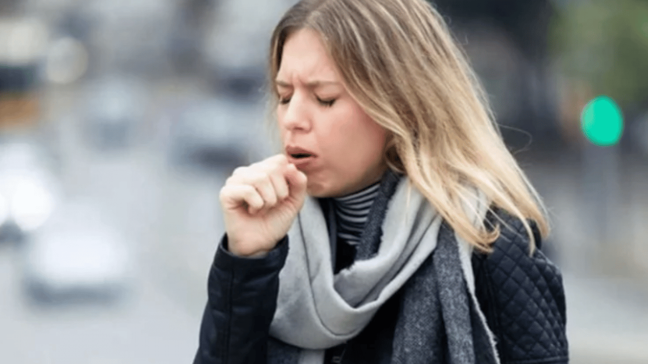 Foto - Geçmeyen öksürüğe dikkat: Altından o hastalık çıkabilir!