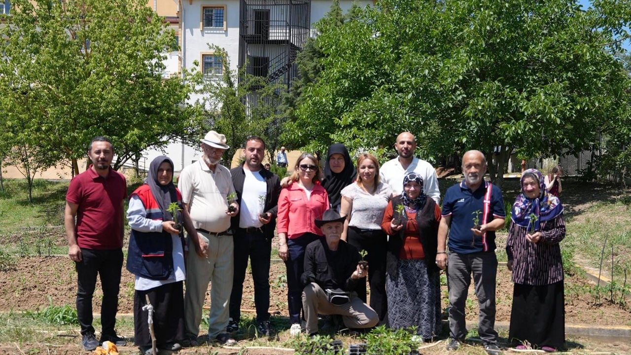 Foto - Geçmişle gelecek aynı bahçede! Ata tohumları yaşlıların ellerinde filizlendi