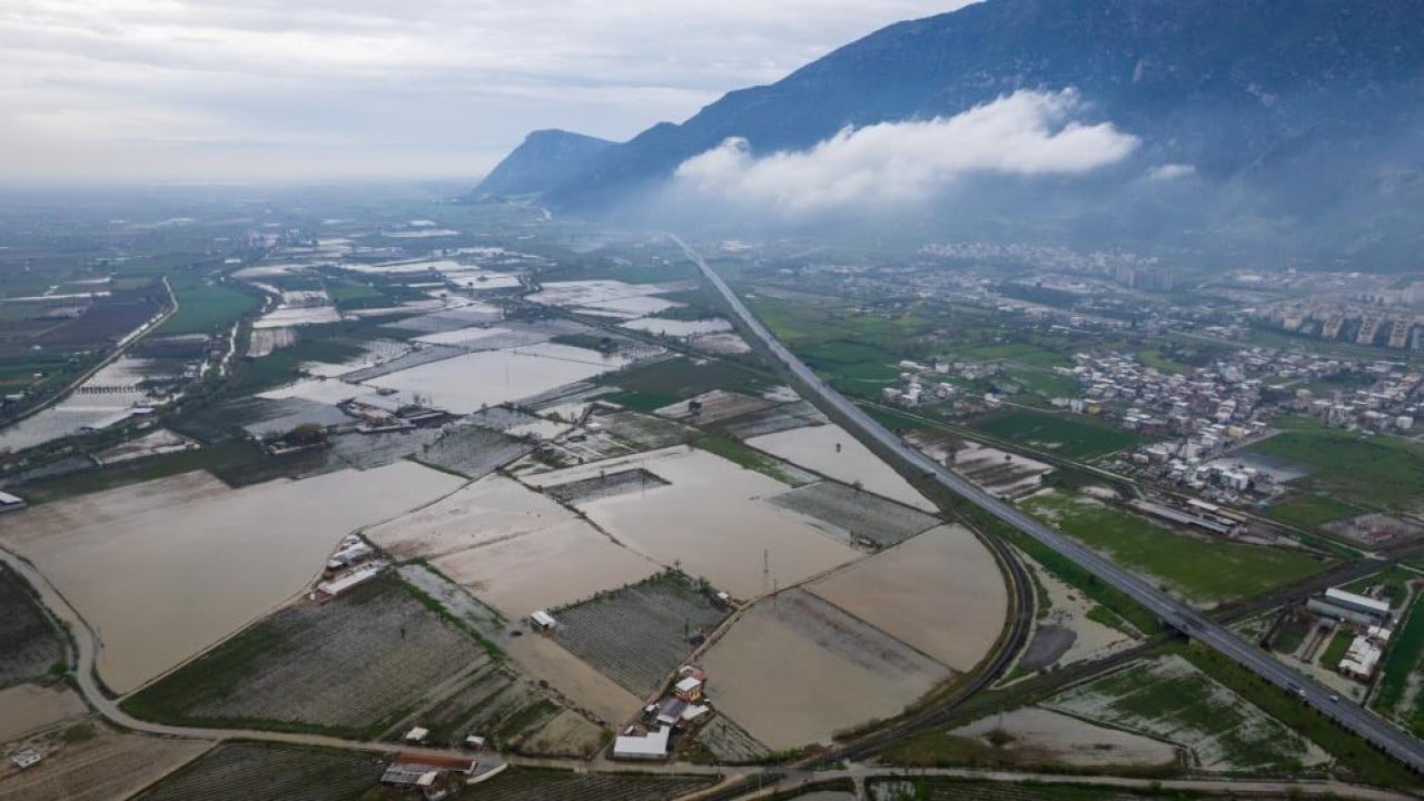 Gediz taşkını yerleşim bölgelerini tehdit ediyor