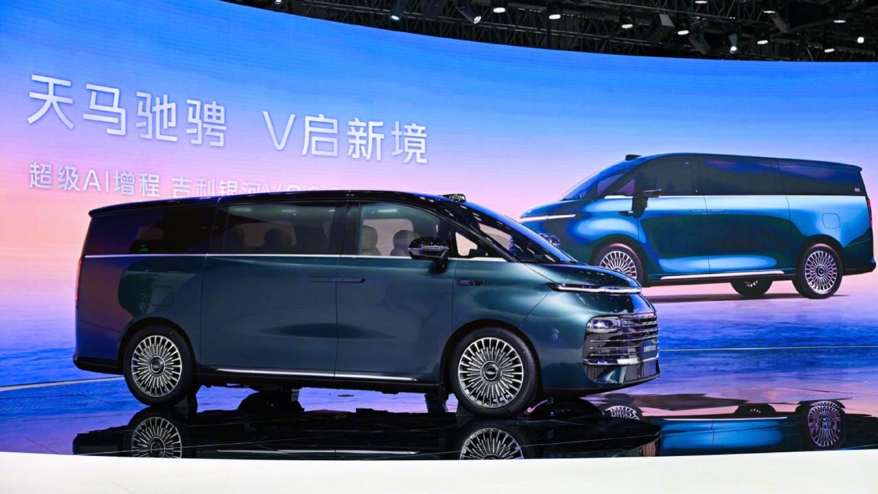 Geely Galaxy V900'e 42 kişi bindi! Rekor kırdılar