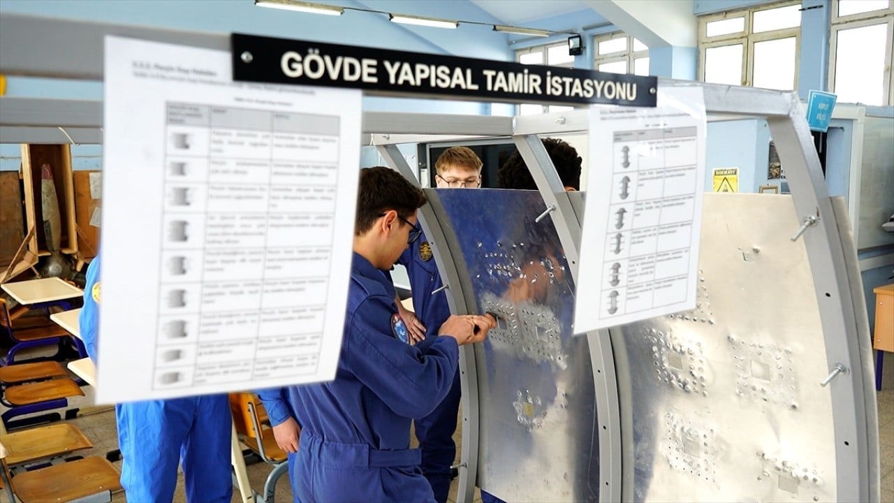 Foto - Geleceğin uçak teknisyenleri bu lisede yetişiyor