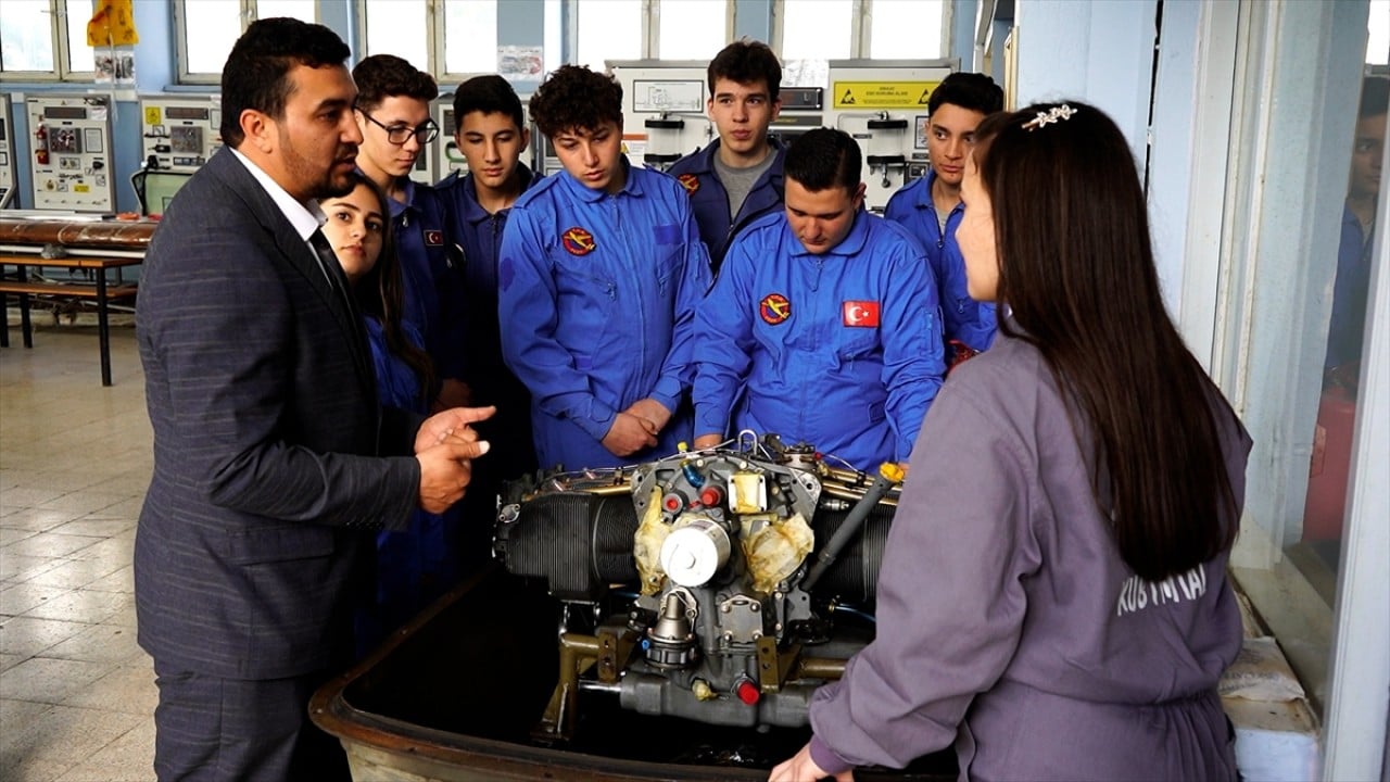 Foto - Geleceğin uçak teknisyenleri bu lisede yetişiyor