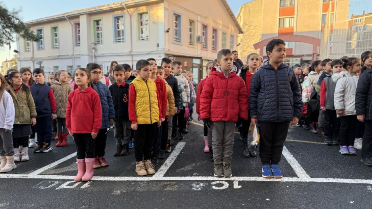 Foto - Gelecek nesiller unutmadı: Okullarda deprem şehitleri için saygı duruşu