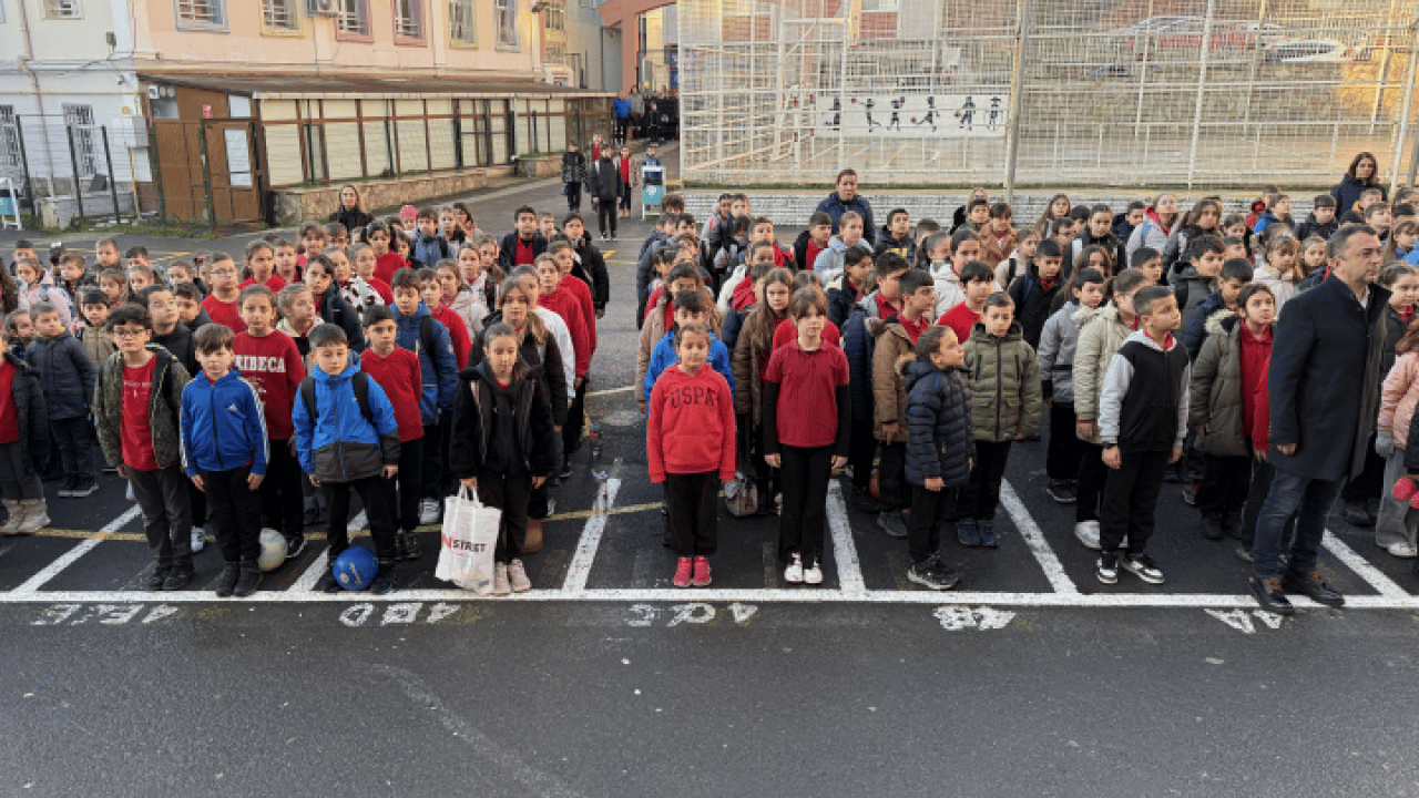 Gelecek nesiller unutmadı: Okullarda deprem şehitleri için saygı duruşu