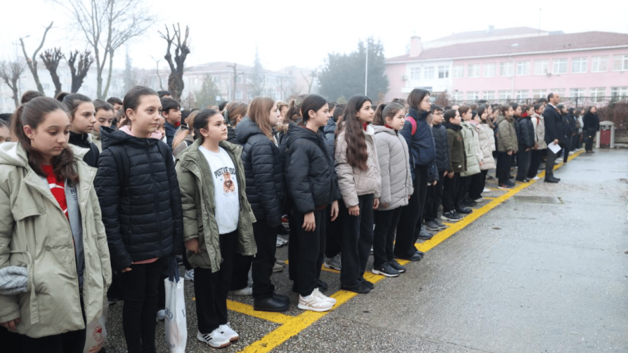 Foto - Gelecek nesiller unutmadı: Okullarda deprem şehitleri için saygı duruşu