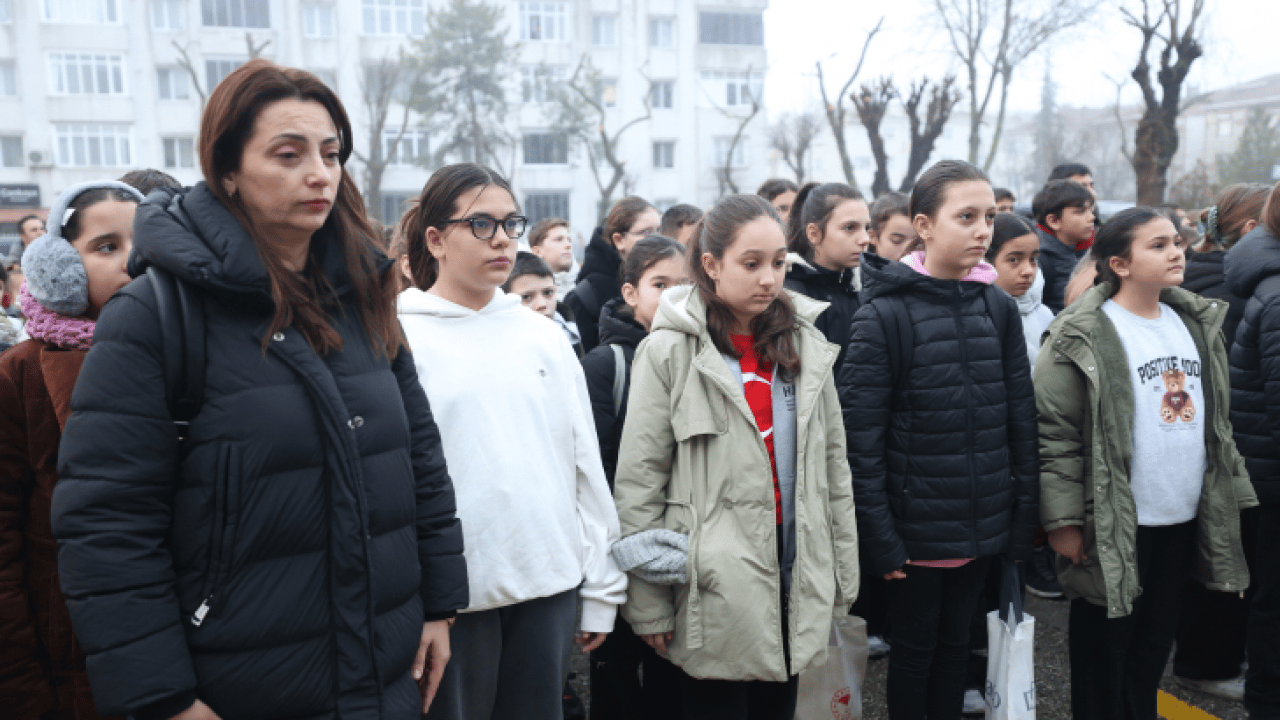 Foto - Gelecek nesiller unutmadı: Okullarda deprem şehitleri için saygı duruşu