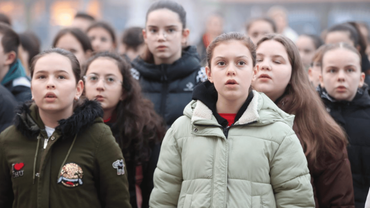 Foto - Gelecek nesiller unutmadı: Okullarda deprem şehitleri için saygı duruşu
