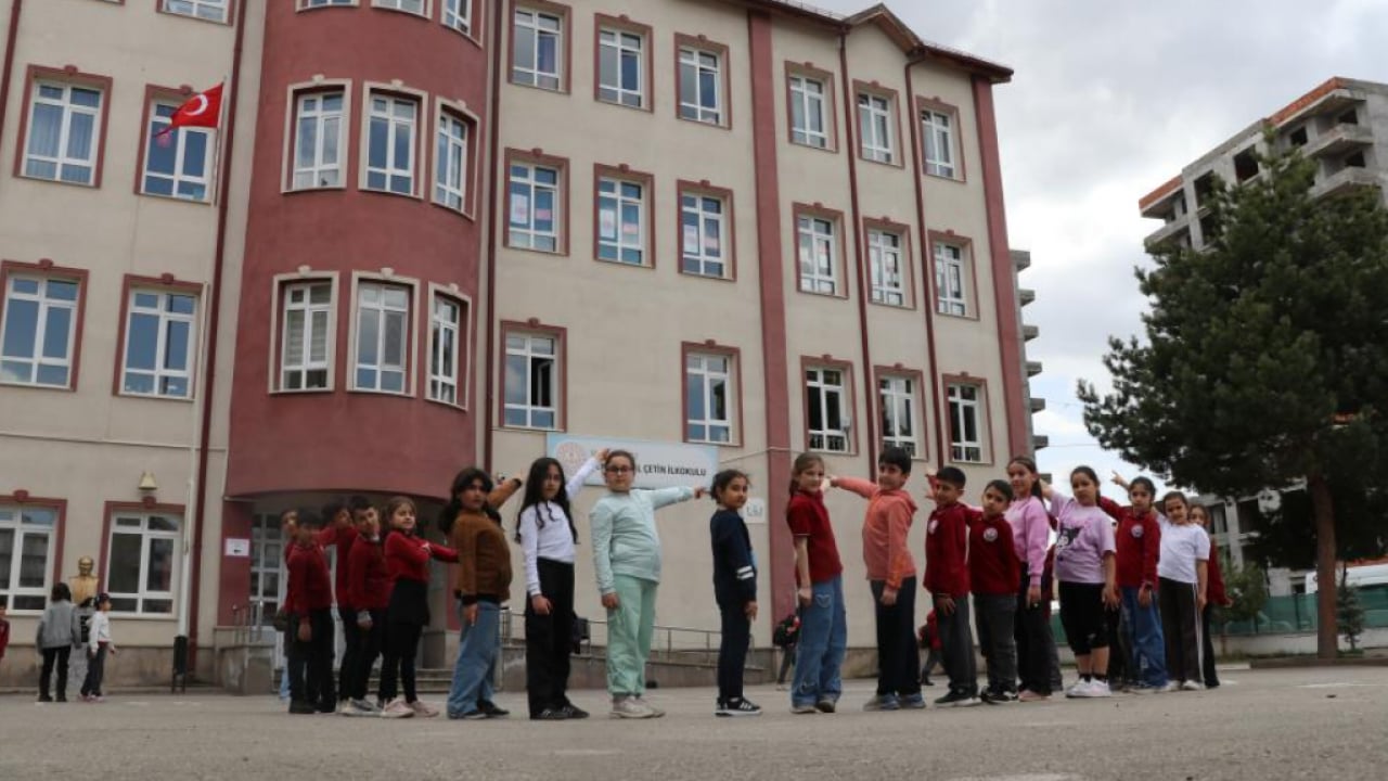Foto - Gelenek yine bozulmadı: "Leylekli okul" misafirlerine kavuştu