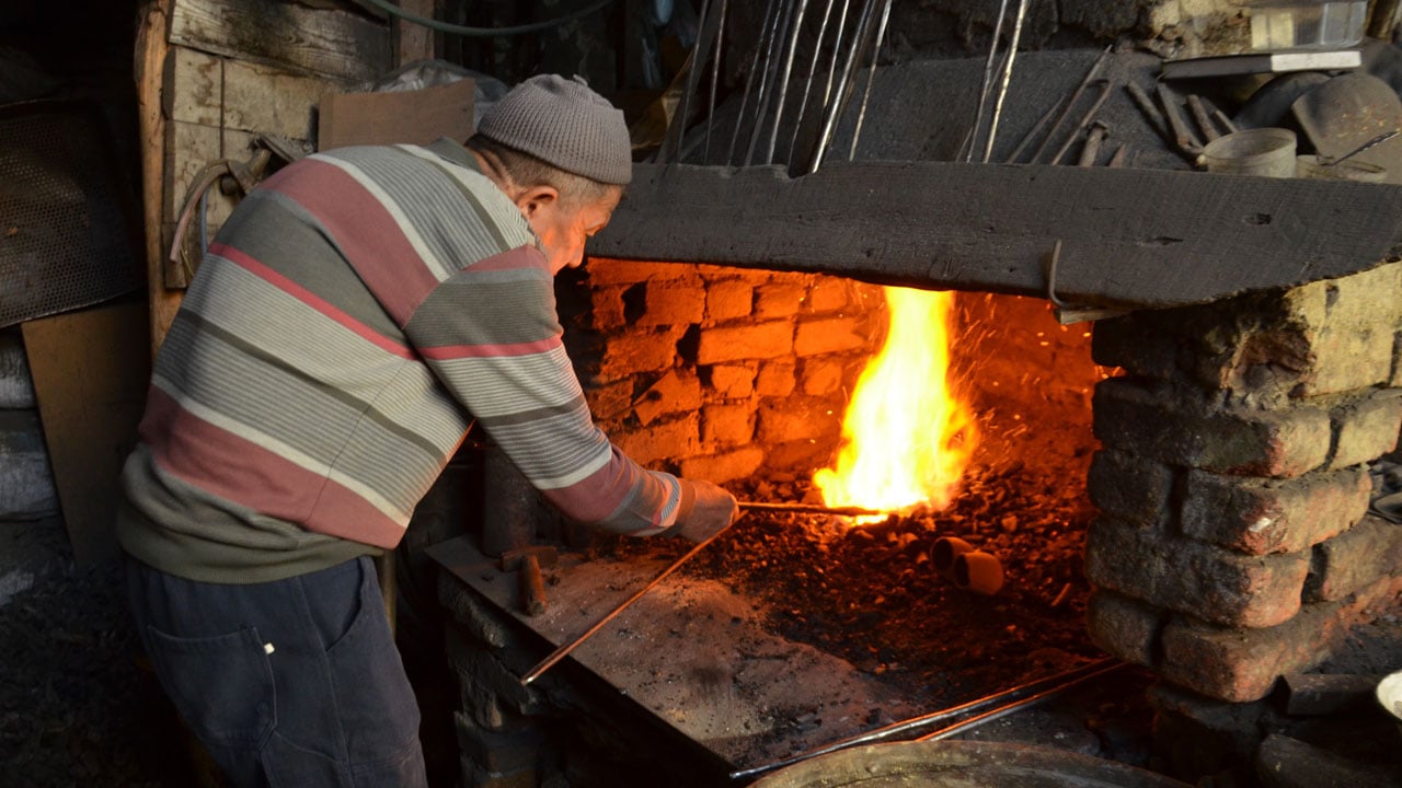 Foto - Geleneksel bir zanaat! Bir meslek yok olmasın diye baba–oğul mücadele ediyor