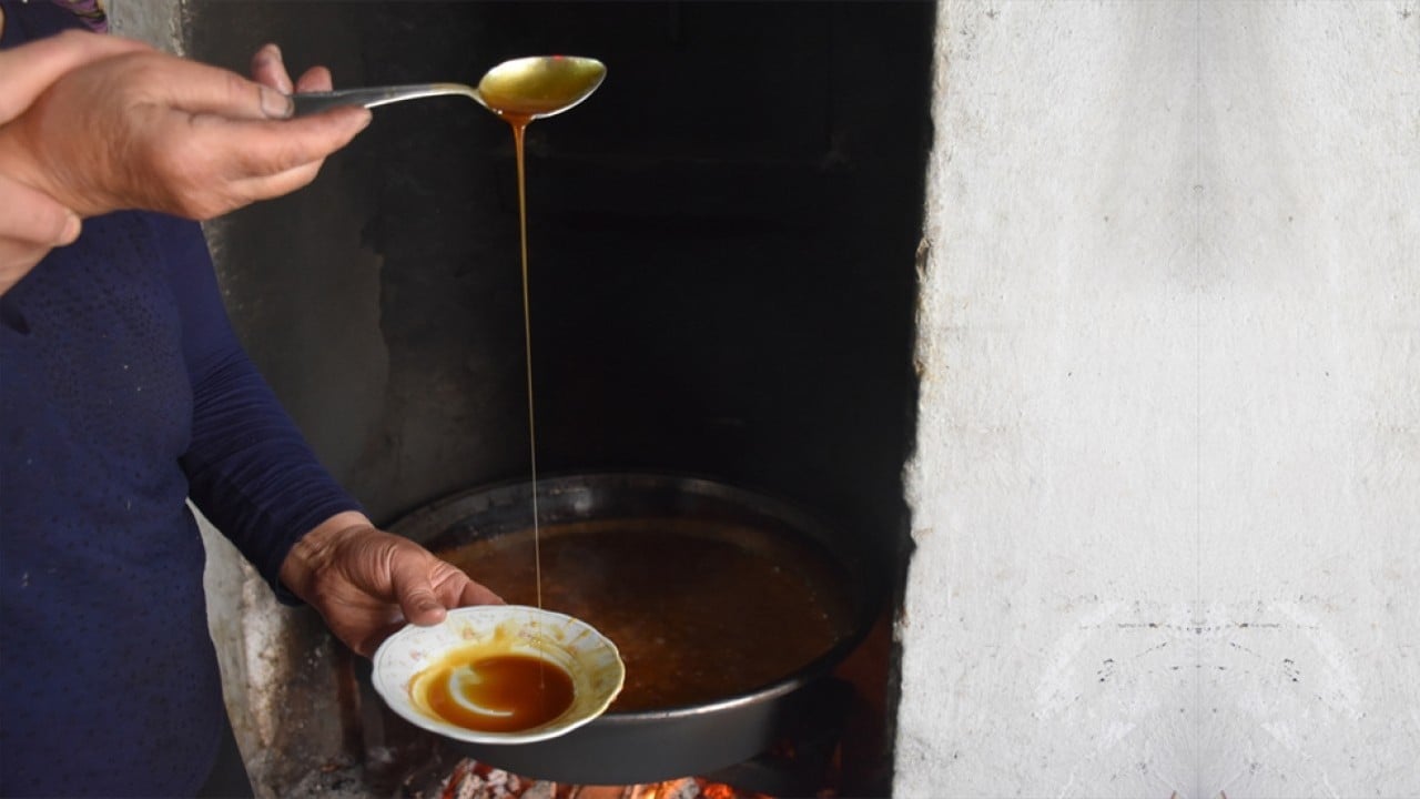 Geleneksel yöntemlerle yapılıyor! Dut pekmezi üreticilere ek gelir kapısı oldu