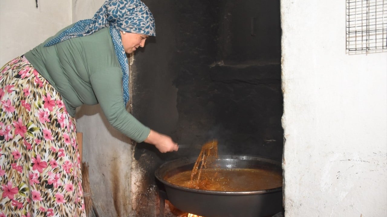 Foto - Geleneksel yöntemlerle yapılıyor! Dut pekmezi üreticilere ek gelir kapısı oldu