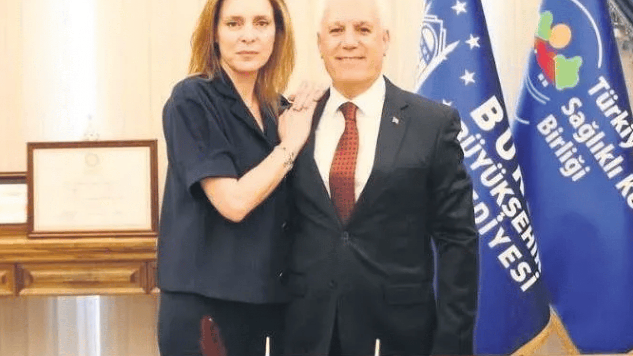 Foto - Gelin Hanım’ın Ofisi Değil, Rüşvetin Vize Merkezi! Bursa’yı Parsel Parsel Aile Havuzuna Akıtmışlar!