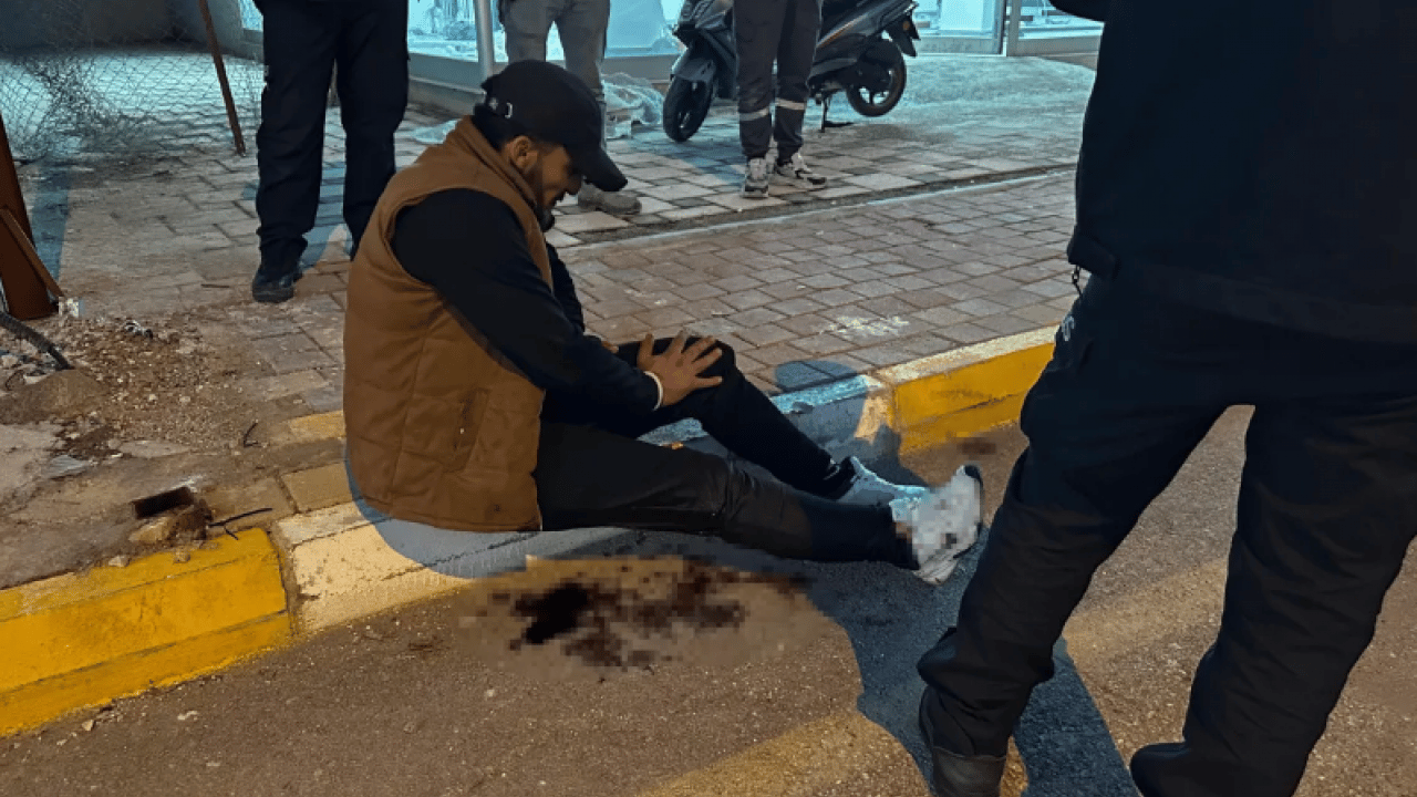 Foto - Genç adam sokakta yürürken bıçaklandı! Nedeni pes dedirtti!